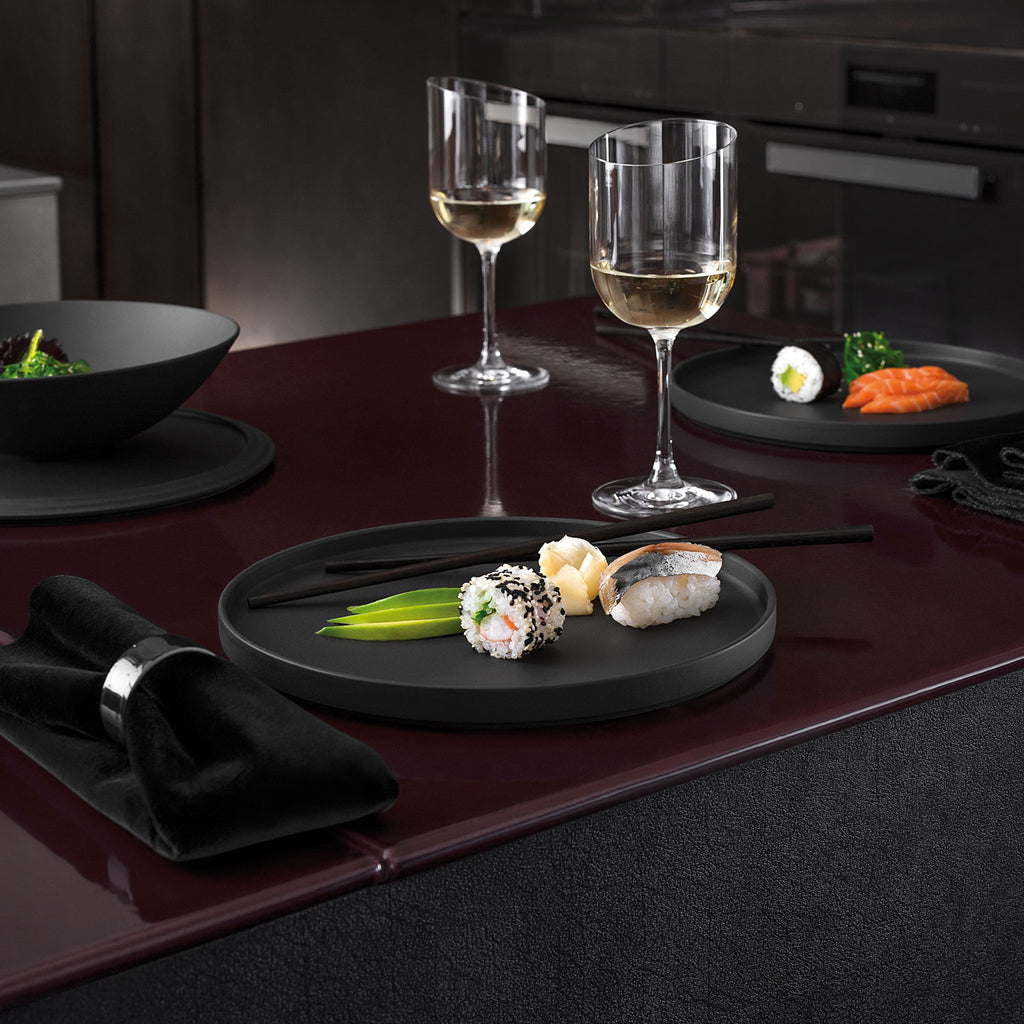Iconic Universal Plate Black 24 cm